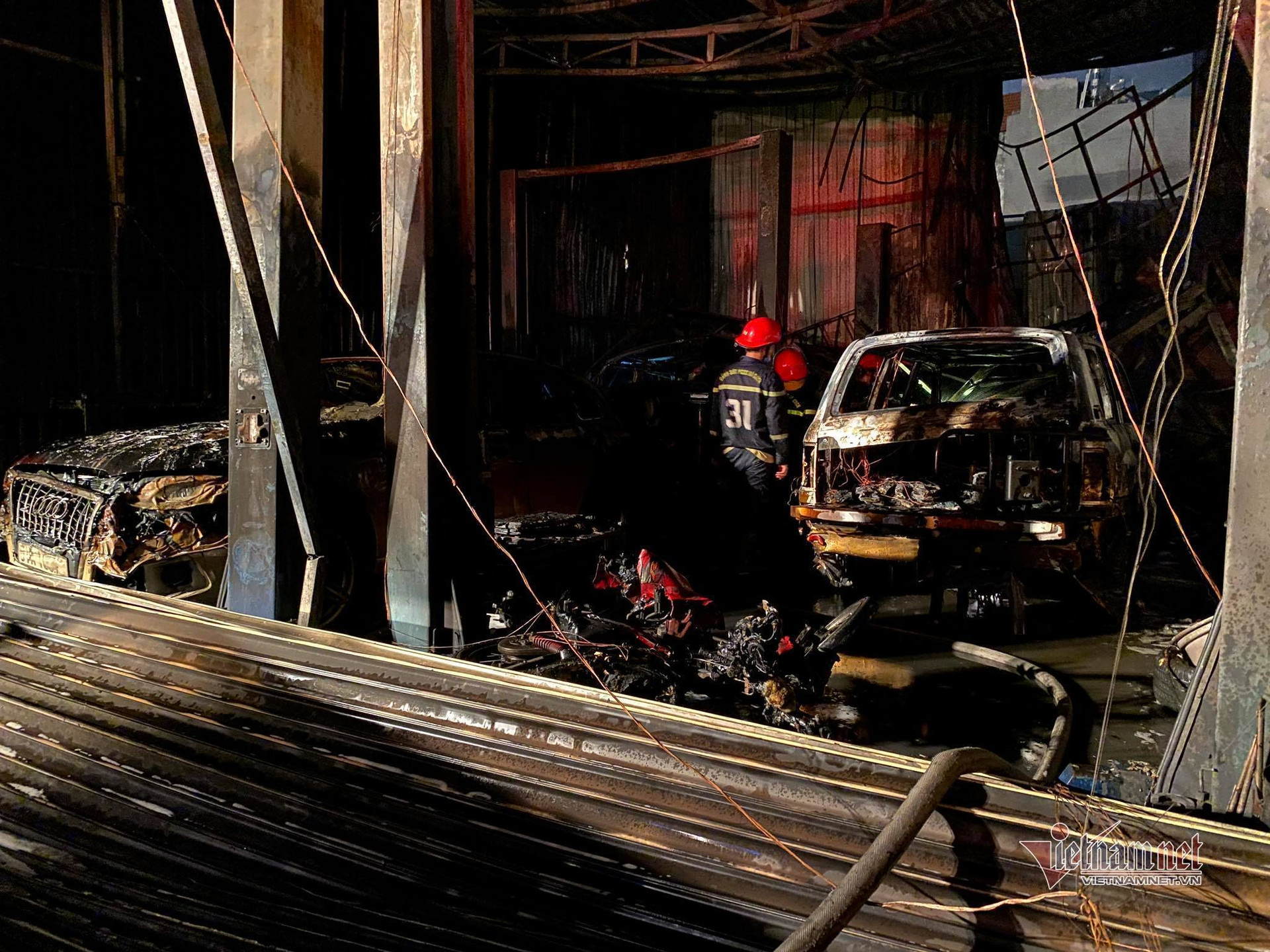 Cháy lớn thiêu rụi 3 ô tô ở gara quận 7, cảnh sát tông sập cửa dập lửa
