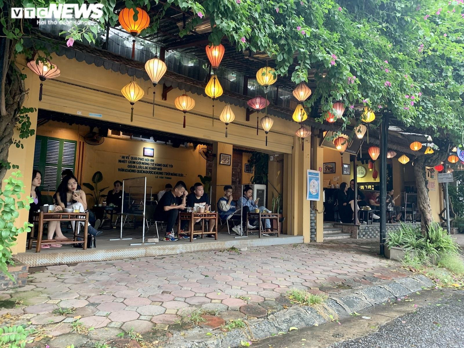 Quán cà phê Hà Nội chật cứng khách trong ngày đầu được bán tại chỗ - 11