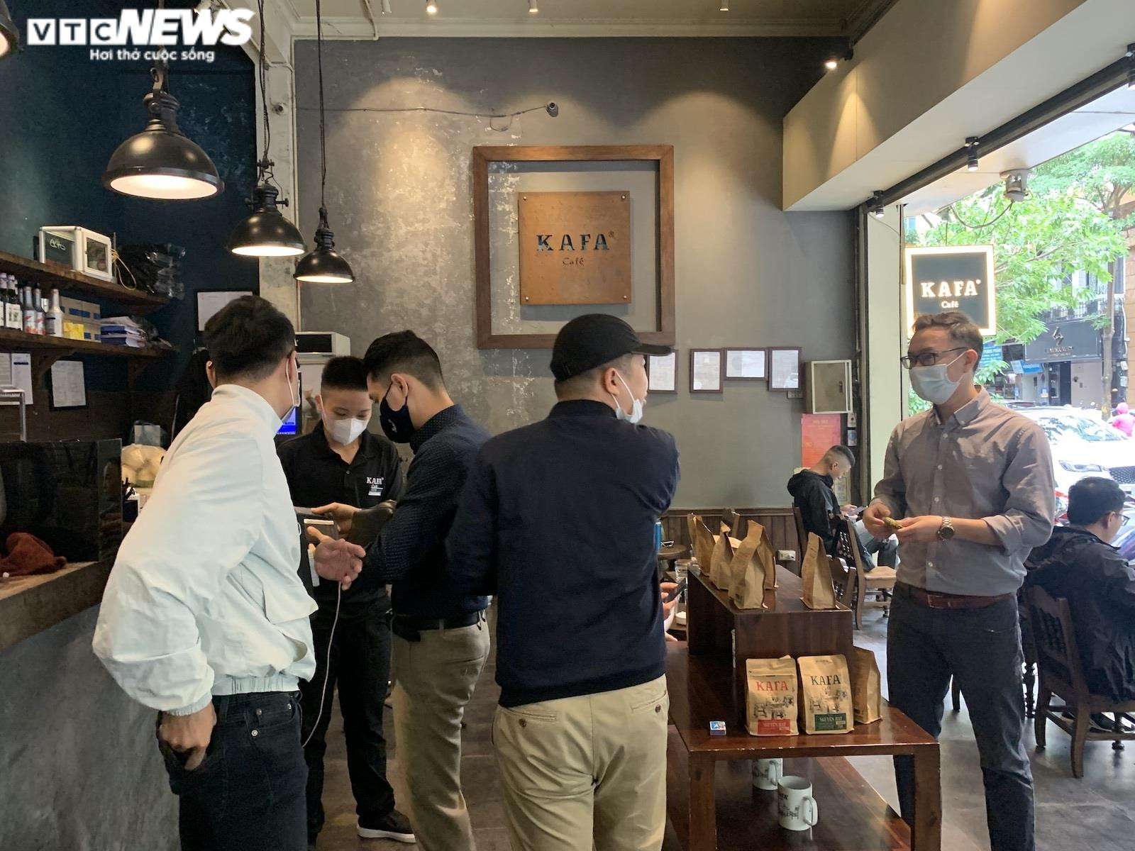 Quán cà phê Hà Nội chật cứng khách trong ngày đầu được bán tại chỗ - 9