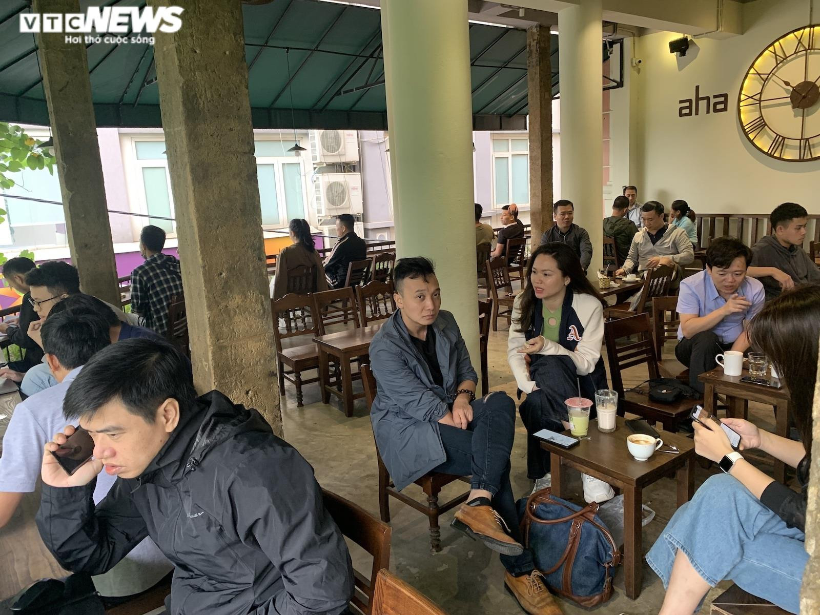 Quán cà phê Hà Nội chật cứng khách trong ngày đầu được bán tại chỗ - 4