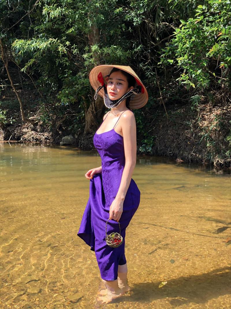 Chân dài Quảng Ninh “liều lĩnh” mặc bikini dây vào rừng lội suối, thân hình đẹp như tượng - 6
