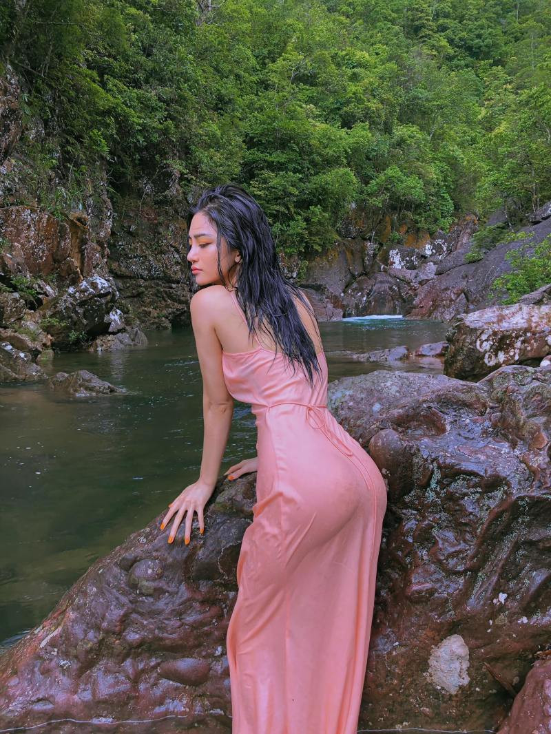 Chân dài Quảng Ninh “liều lĩnh” mặc bikini dây vào rừng lội suối, thân hình đẹp như tượng - 1