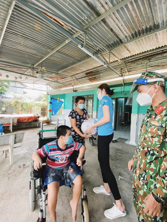 Hoa hậu Đỗ Hà cứu trợ lương thực cho người khuyết tật, người già neo đơn