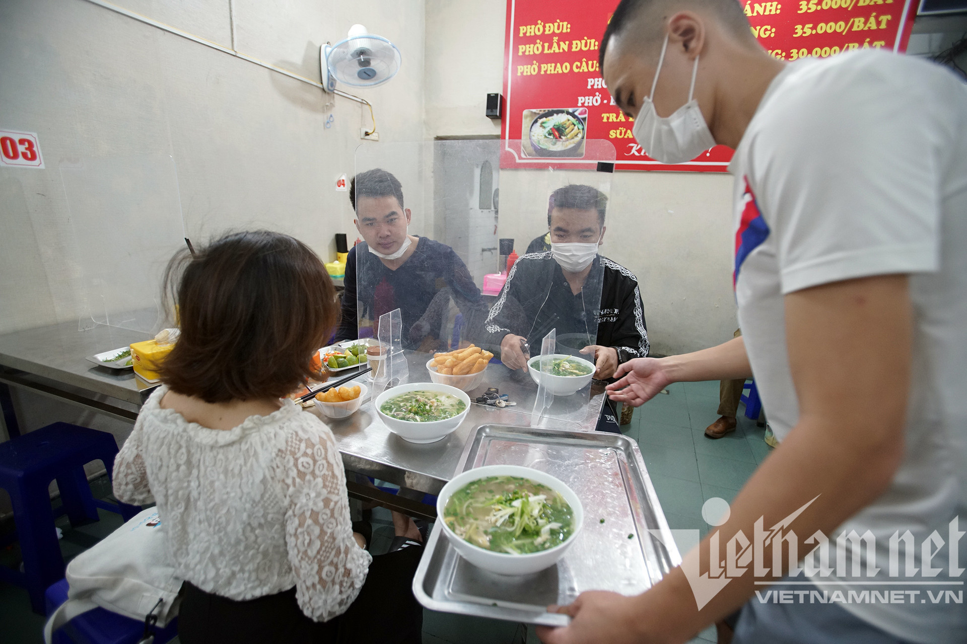 Nhân viên quán phở ở Hà Nội chạy mướt mồ hôi phục vụ khách ăn tại chỗ