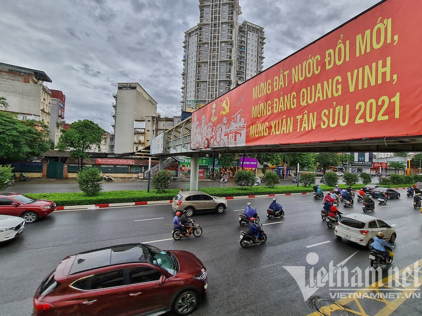 Đường phố Hà Nội nơi đông đúc, nơi thoáng đãng ngày đầu 'bình thường mới'
