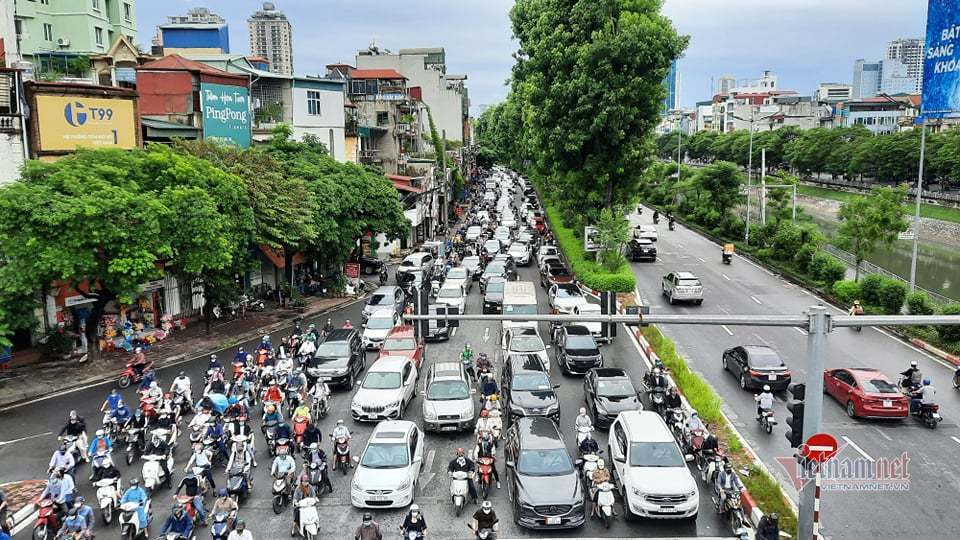 Đường phố Hà Nội nơi đông đúc, nơi thoáng đãng ngày đầu 'bình thường mới'