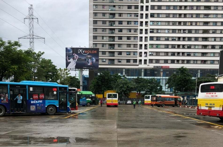 Ngày đầu Hà Nội vận tải công cộng hoạt động trở lại, ít khách đi xe