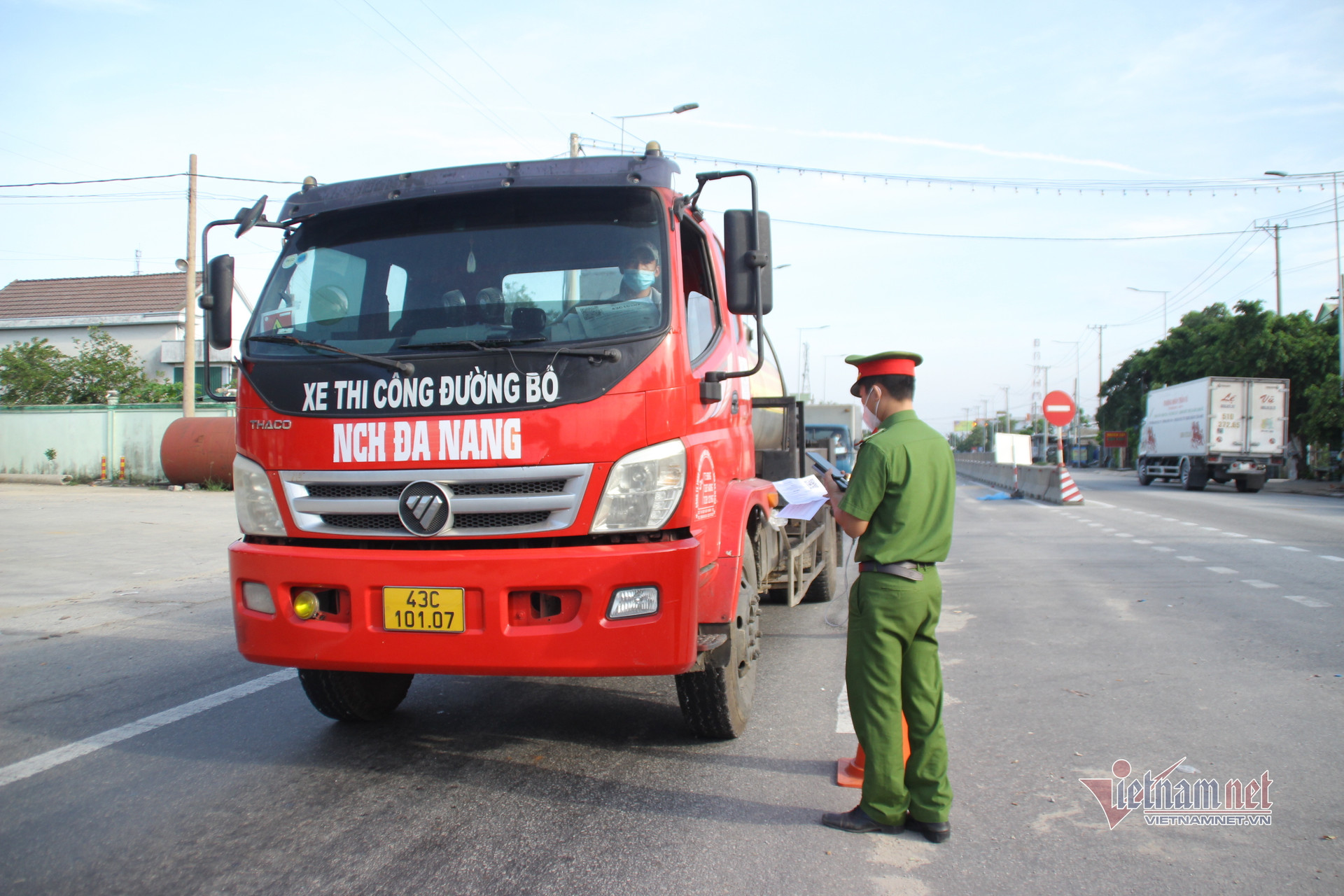 Ô tô qua chốt ở Quảng Ngãi vẫn được kiểm soát nghiêm ngặt