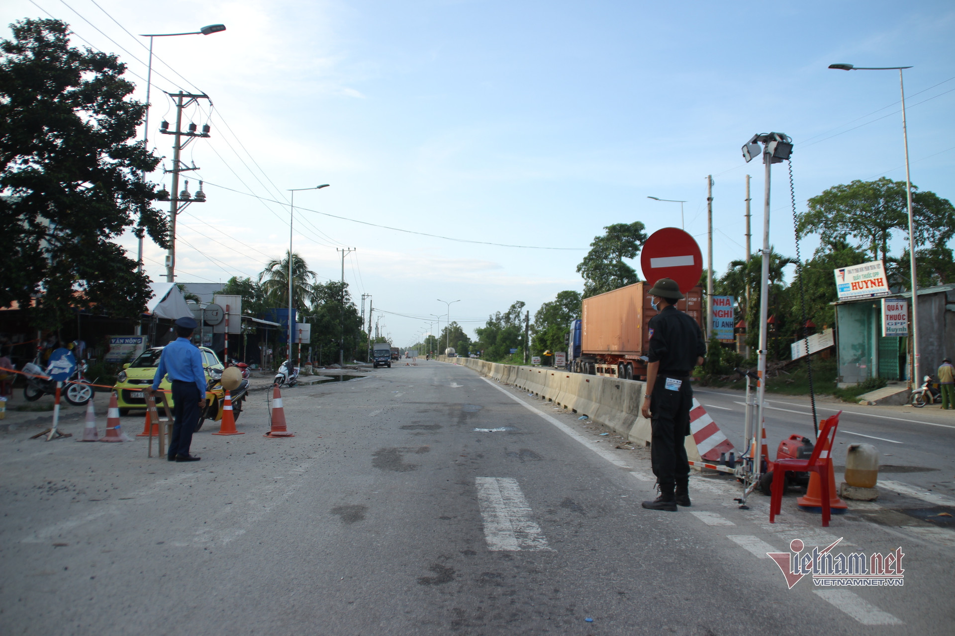 Ô tô qua chốt ở Quảng Ngãi vẫn được kiểm soát nghiêm ngặt