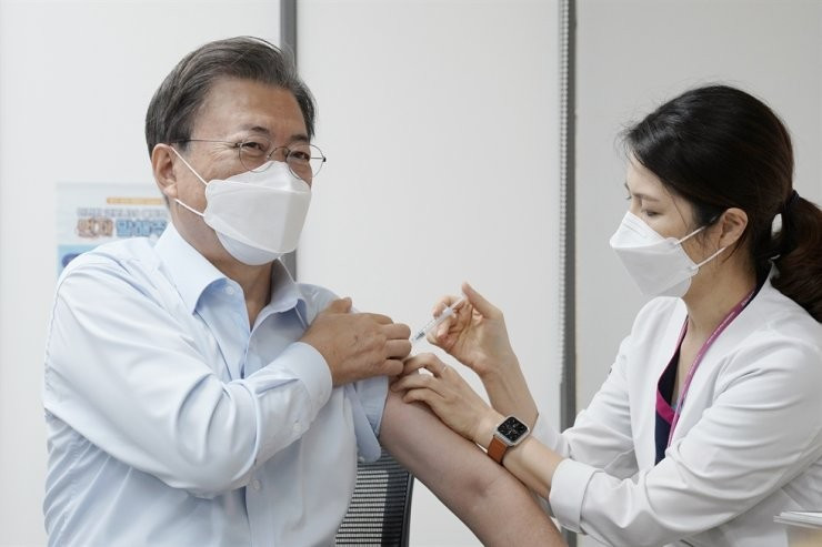 Tổng thống và phu nhân Hàn Quốc tiêm mũi bổ sung vaccine phòng Covid-19. (Nguồn: Yonhap)
