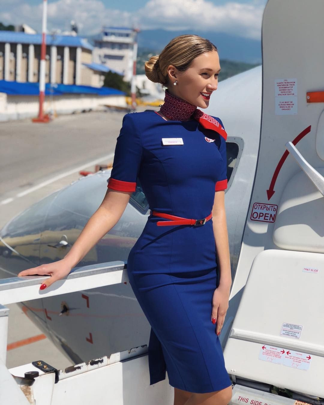 Để tiếp viên mặc váy bó, quần ngắn nhiều hãng hàng không bị chỉ trích - 8