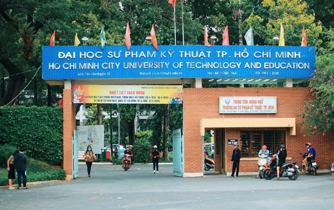 Trường đầu tiên ở TP.HCM thông báo cho sinh viên học tập trung - 1