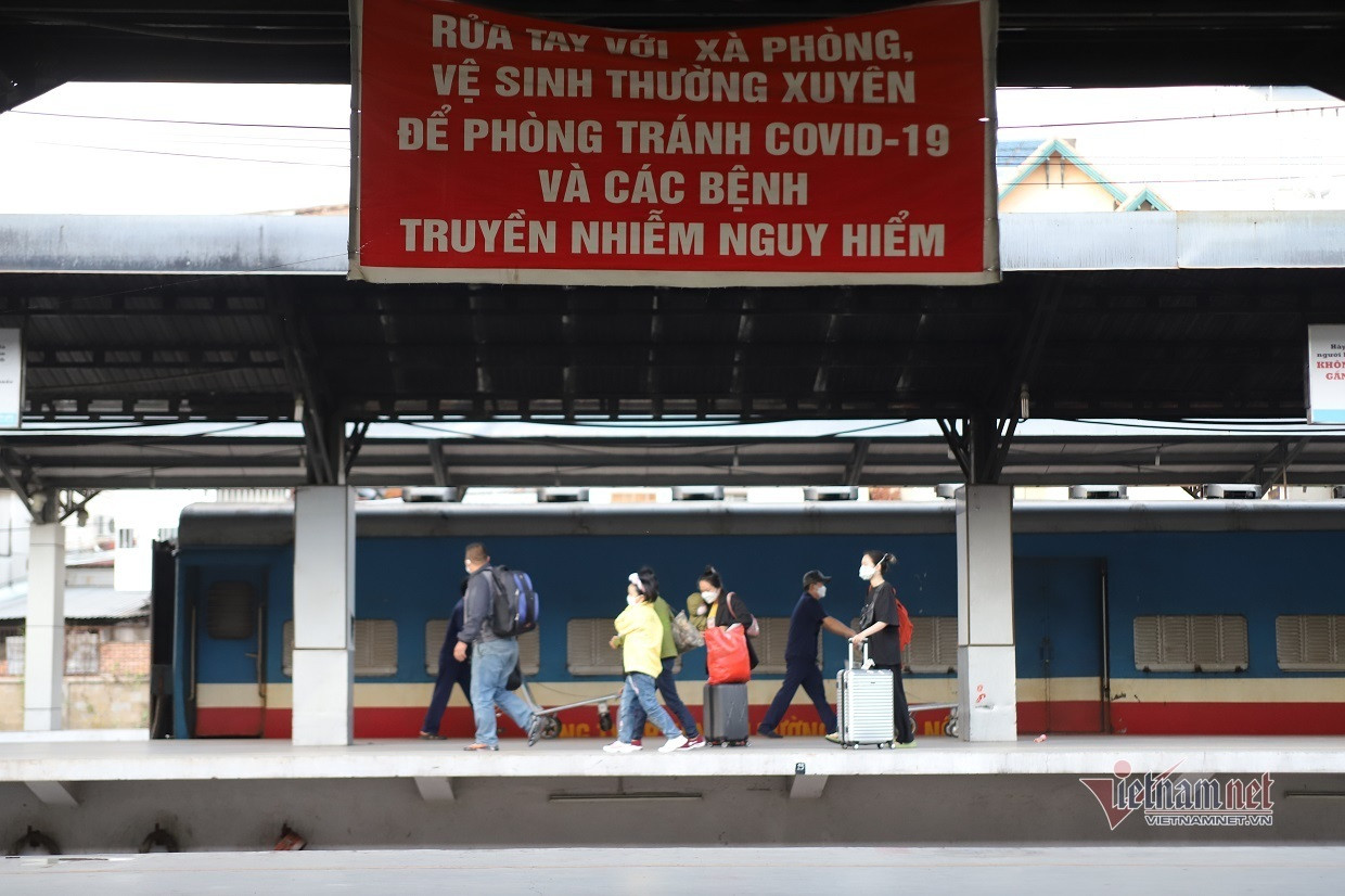 Chuyến tàu đầu tiên vào ga Sài Gòn, hàng trăm khách được về thẳng nhà