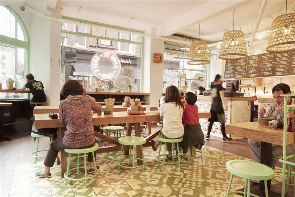 Loạt bánh mì Việt nổi tiếng trời Tây, khách xếp hàng dài chờ đến lượt-4