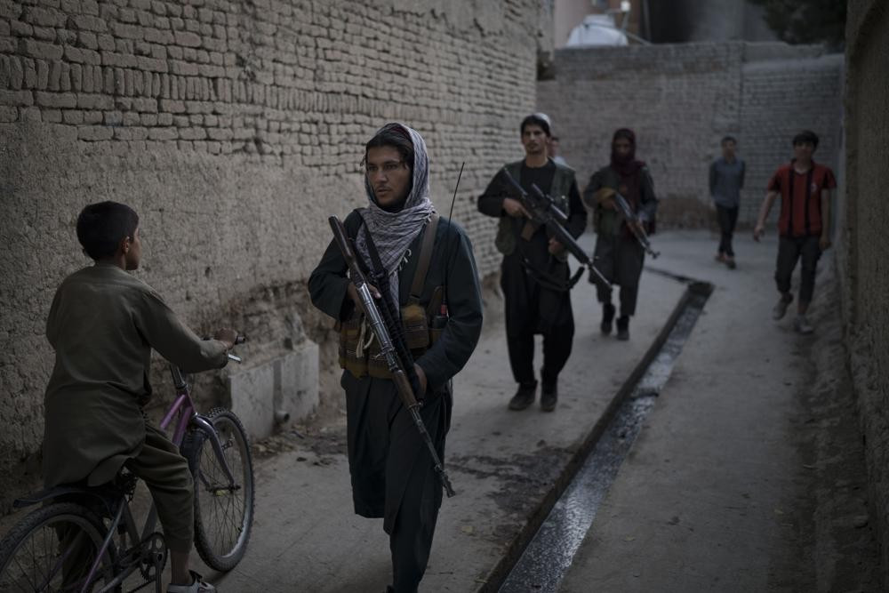 Các tay súng Taliban tuần tra ở Kabul, Afghanistan. (Nguồn: AP)
