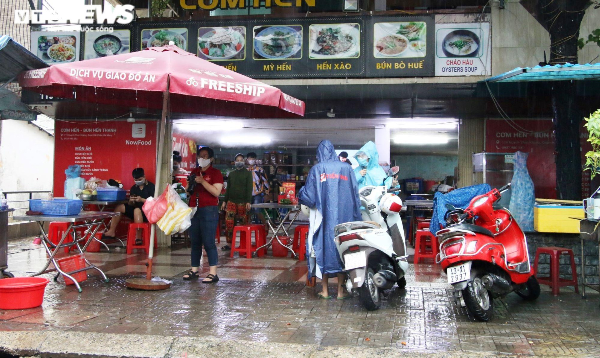 Hàng quán được phục vụ tại chỗ, người Đà Nẵng đội mưa ăn sáng, uống cà phê - 1