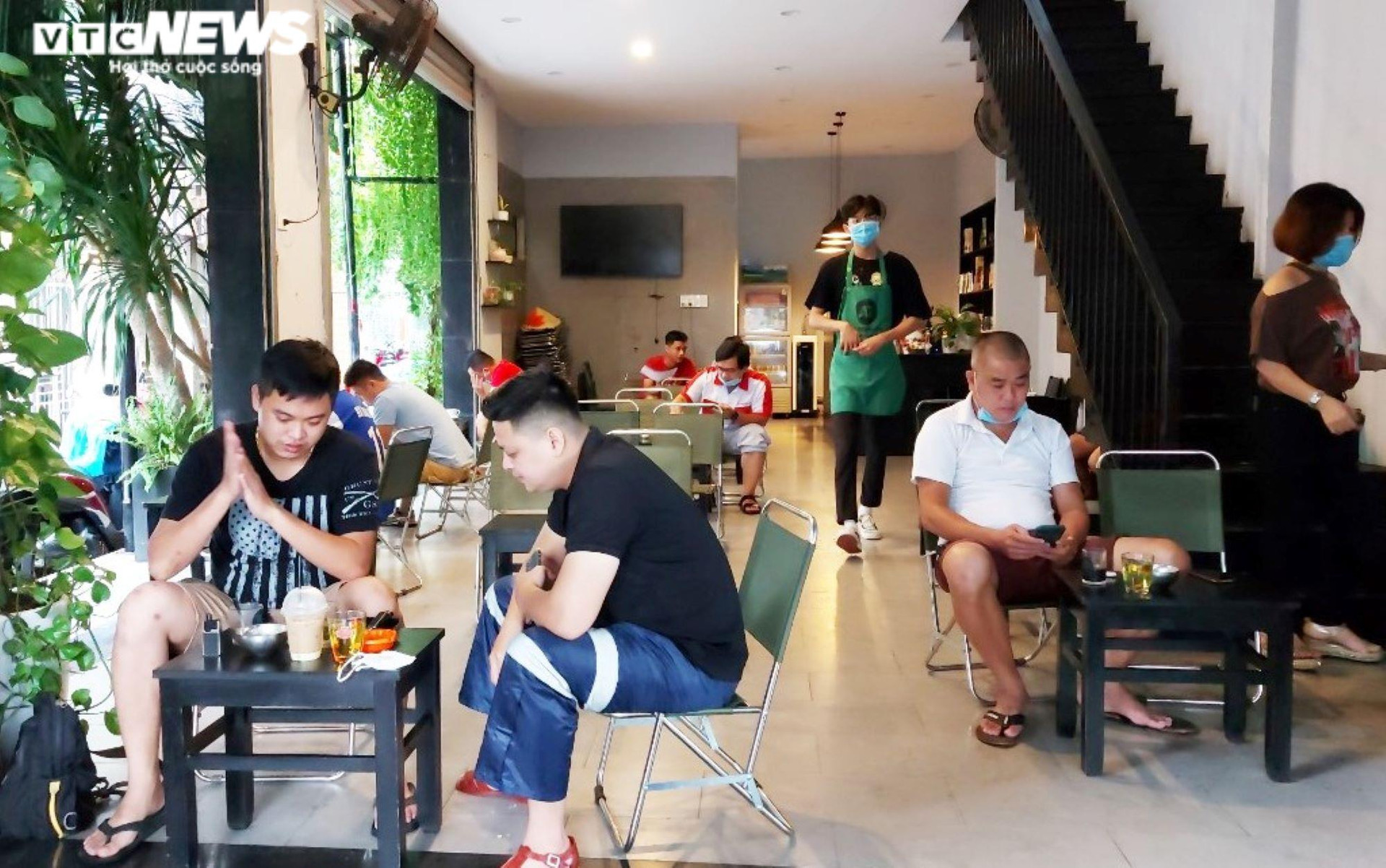 Hàng quán được phục vụ tại chỗ, người Đà Nẵng đội mưa ăn sáng, uống cà phê - 7
