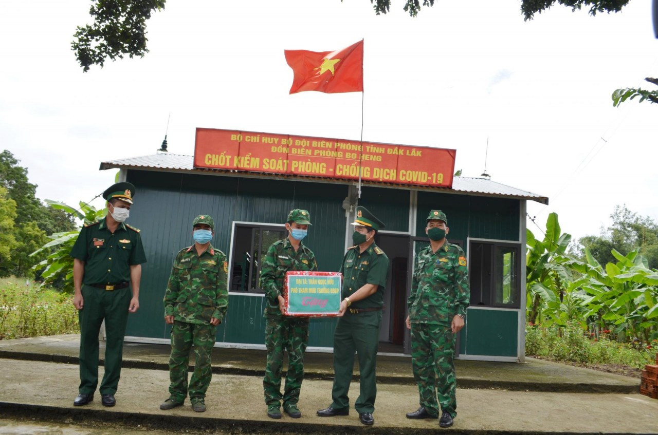 Đoàn công tác thăm, tặng quà cán bộ, chiến sĩ Chốt kiểm soát phòng chống dịch Đồn Biên phòng Bo Heng.