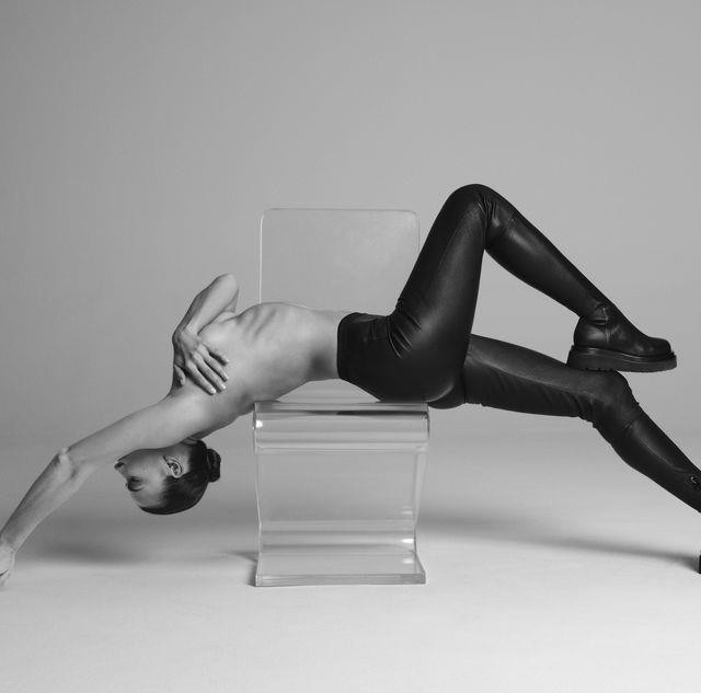 Mẫu nội y Irina Shayk bán nude chụp ảnh quảng cáo giày