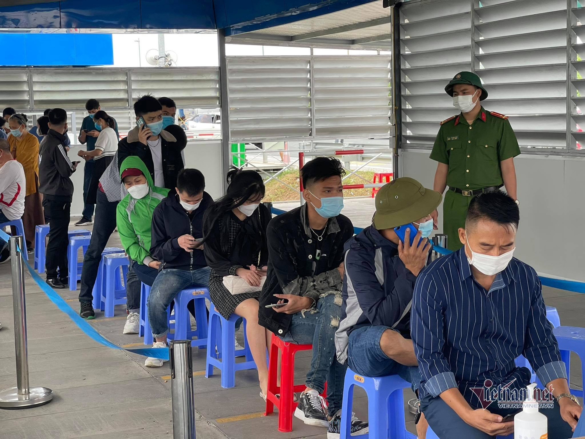 Nghìn người xếp hàng làm thủ tục vào Quảng Ninh, khai báo y tế nhanh gọn
