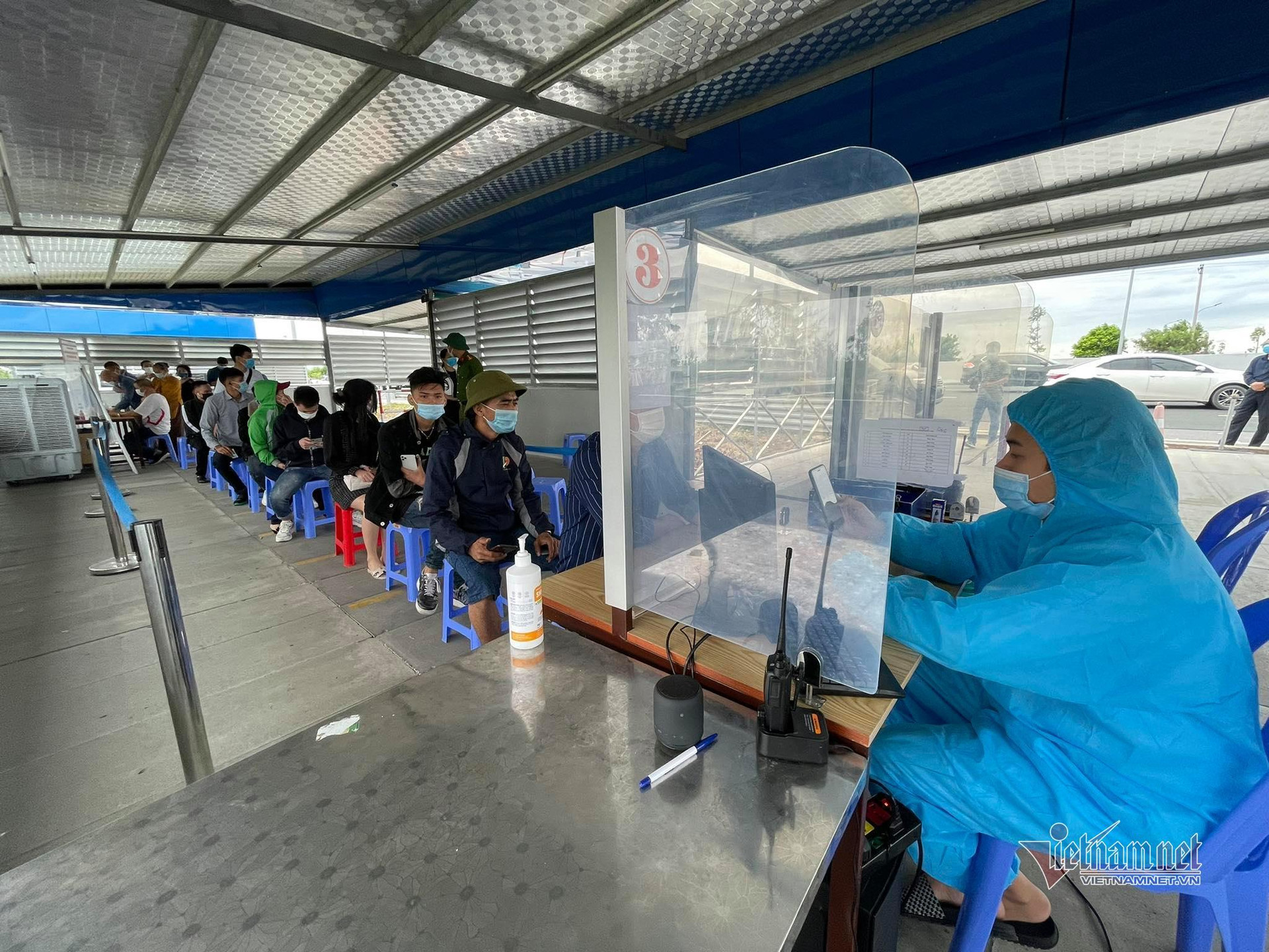 Nghìn người xếp hàng làm thủ tục vào Quảng Ninh, khai báo y tế nhanh gọn
