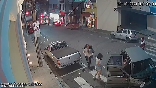 Em bé may mắn không bị thương nặng, người phụ nữ từ xe SUV xuống xe bế em vào lề đường