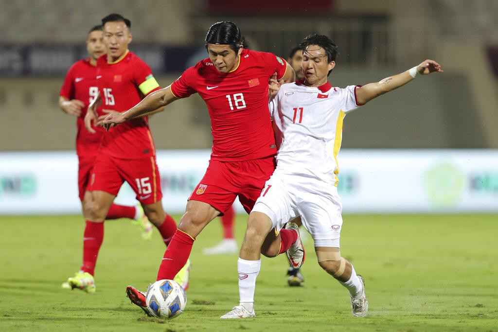 Bóng đá Việt Nam 'ngủ đông', tài năng của Quang Hải, Hoàng Đức bị lãng phí - 1