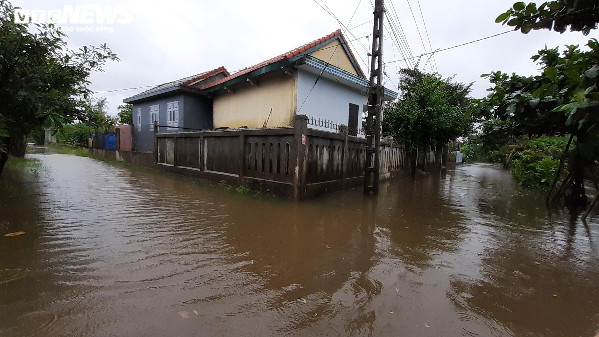 Ảnh: Mưa lớn ở Huế, nước ngập quốc lộ, dân chèo thuyền trên đường - 2