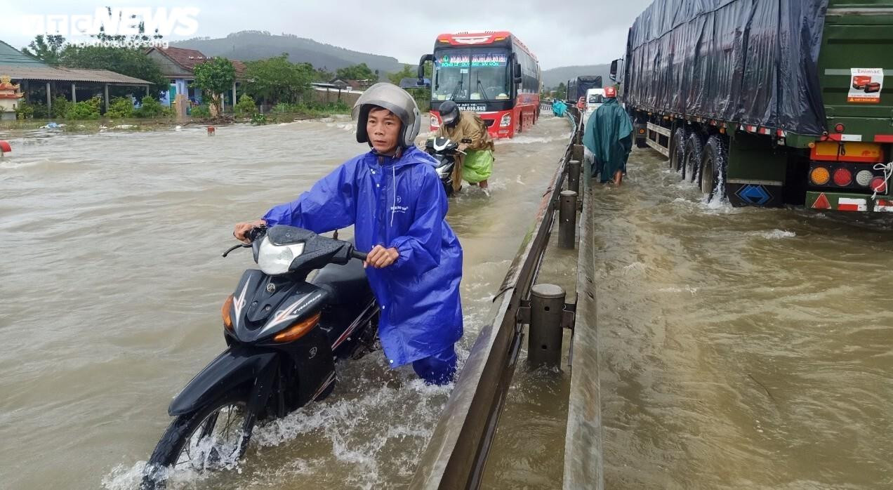 Ảnh: Mưa lớn ở Huế, nước ngập quốc lộ, dân chèo thuyền trên đường - 6
