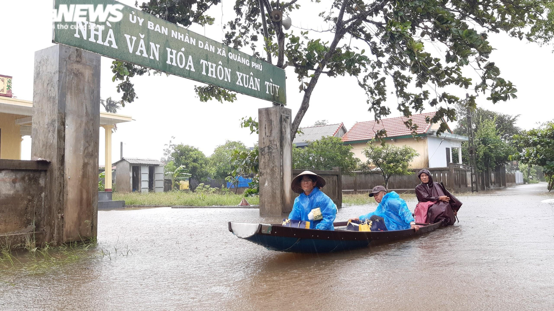 Ảnh: Mưa lớn ở Huế, nước ngập quốc lộ, dân chèo thuyền trên đường - 5