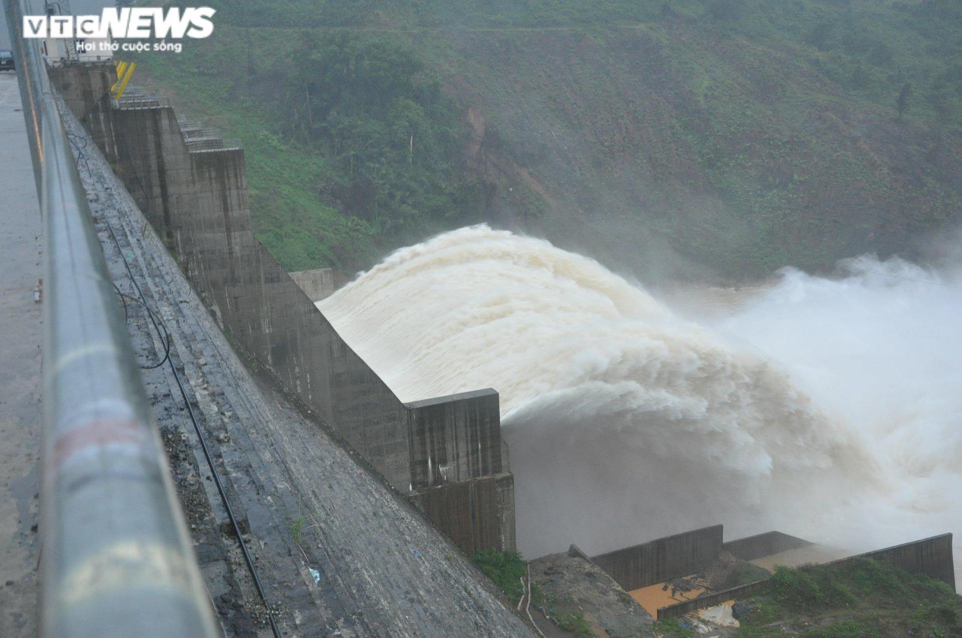 Quảng Nam: 4 thủy điện lớn cùng xả lũ, mưa to xuất hiện trên diện rộng - 1