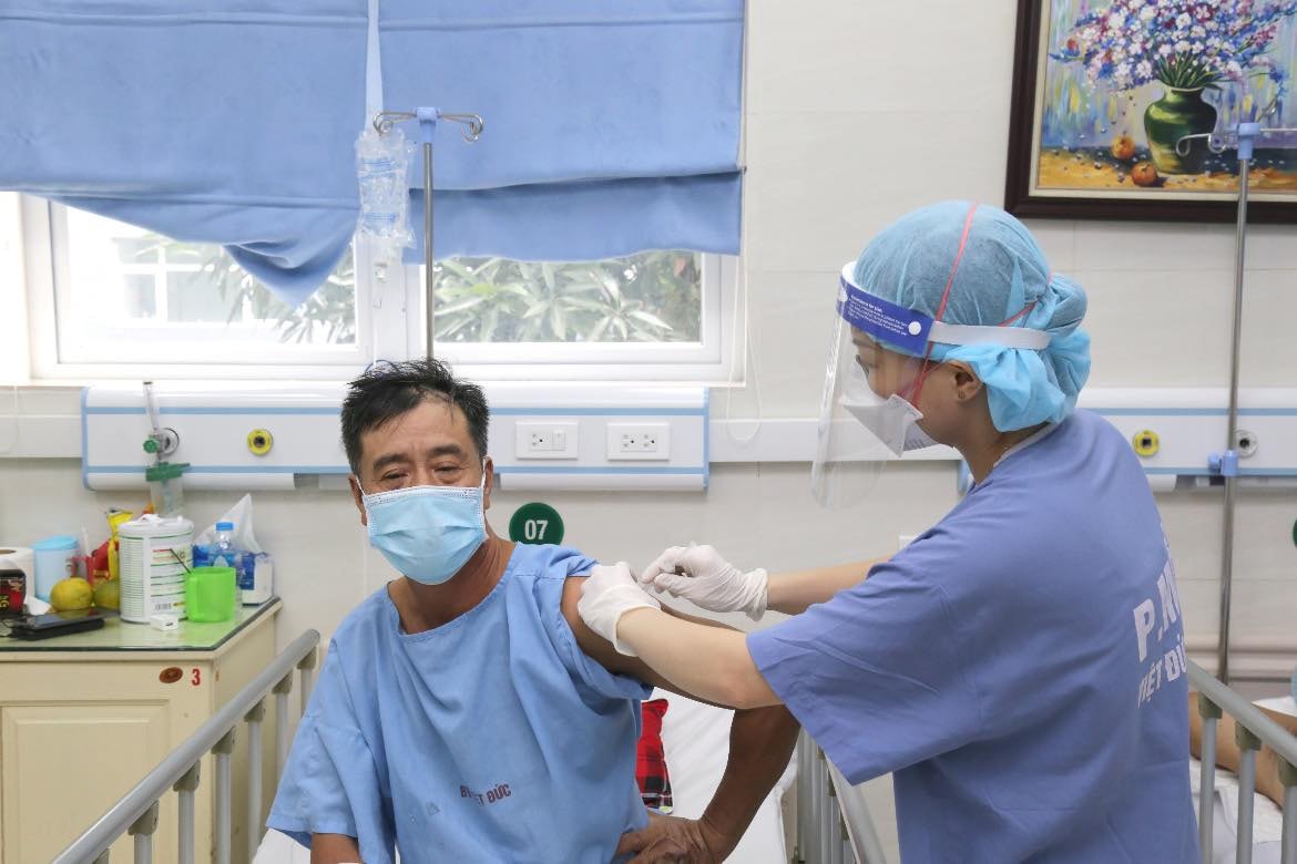 Chiều 17/10: Việt Nam đã tiếp nhận 92,5 triệu liều vaccine COVID-19; Hướng dẫn mới nhất về đi lại, chỉ xét nghiệm hành khách ở vùng dịch cấp 4 - Ảnh 1. Chiều 17/10: Việt Nam đã tiếp nhận 92,5 triệu liều vaccine COVID-19; Hướng dẫn mới nhất về đi lại, chỉ xét nghiệm hành khách ở vùng dịch cấp 4 - Ảnh 1.