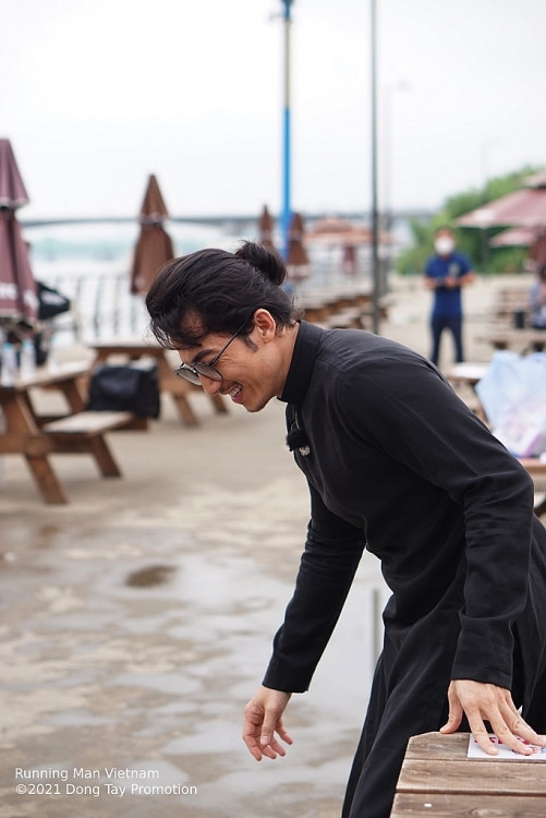 Dàn cast 'Running Man Vietnam' diện áo dài khoe viral 'đỉnh cao' tại Hàn Quốc