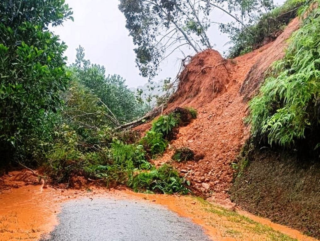 Lốc xoáy khiến 45 ngôi nhà bị tốc mái ở Quảng Ngãi