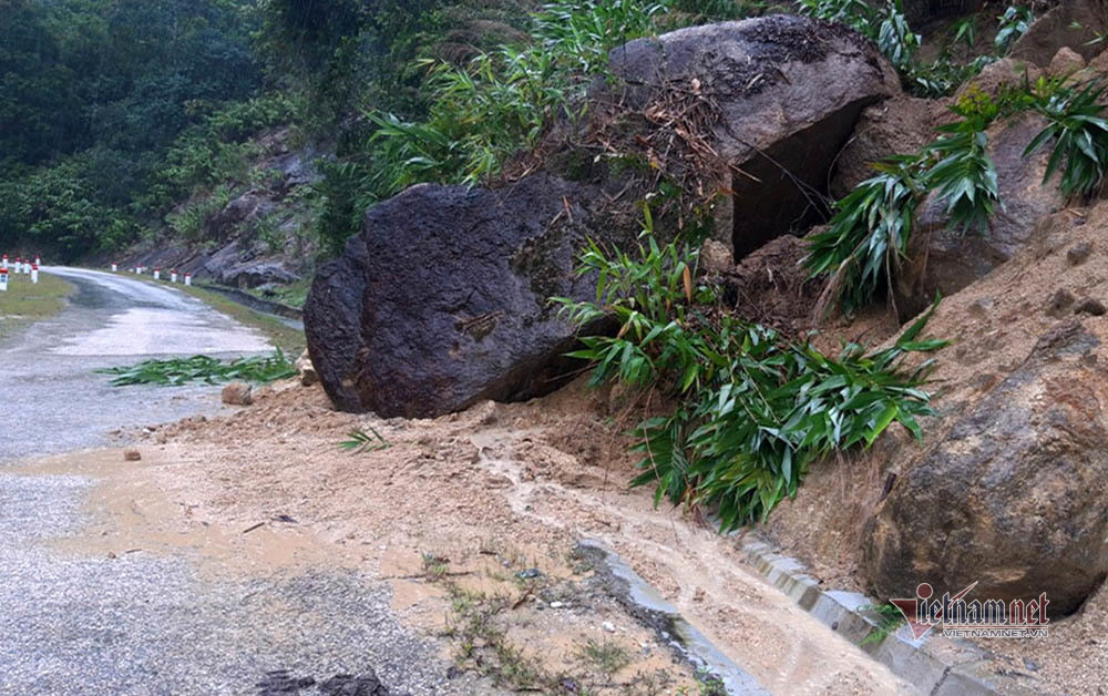 Sạt lở nhiều nơi ở miền núi Nghệ An, 2 cha con vớt củi tử vong