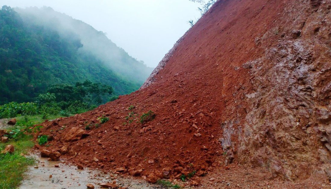 Sạt lở nhiều nơi ở miền núi Nghệ An, 2 cha con vớt củi tử vong