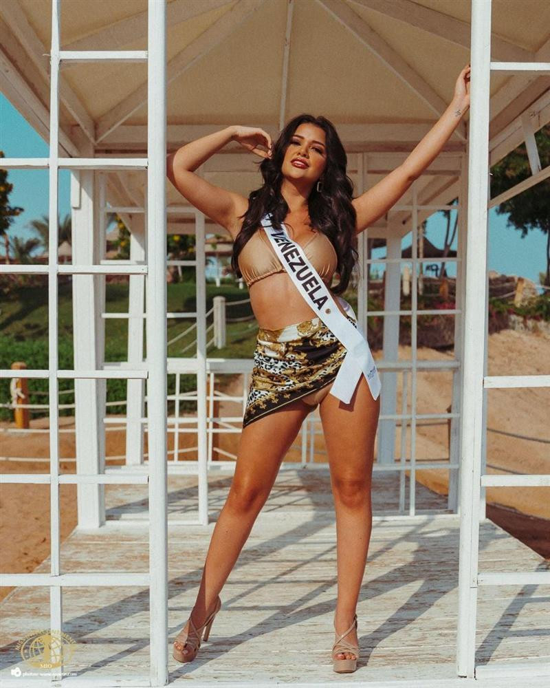 Thí sinh Miss Intercontinental 2021 tạo dáng phản cảm với bikini-4
