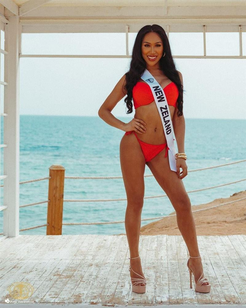 Thí sinh Miss Intercontinental 2021 tạo dáng phản cảm với bikini-5