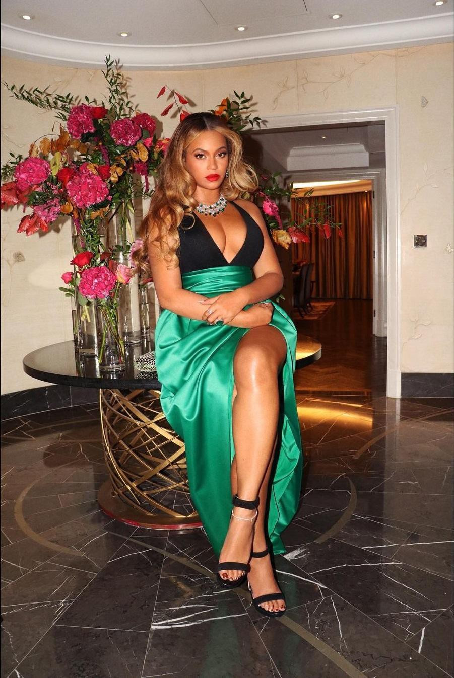 Beyoncé kích thích thị giác với thiết kế khoét xẻ - 3