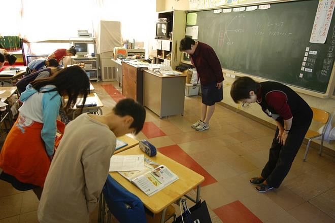 Quy tắc ở trường học Nhật Bản: Đứng lên cúi chào giáo viên, không trang điểm - 1