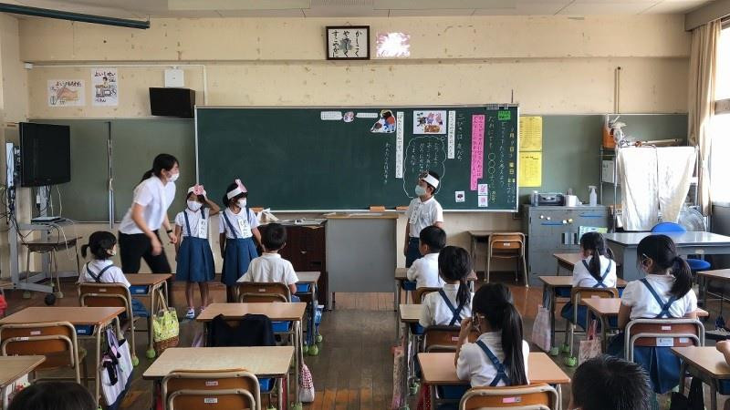 Quy tắc ở trường học Nhật Bản: Đứng lên cúi chào giáo viên, không trang điểm - 8
