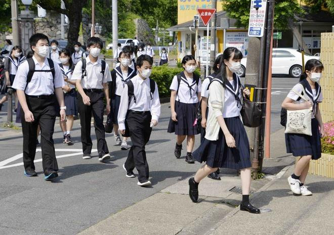 Quy tắc ở trường học Nhật Bản: Đứng lên cúi chào giáo viên, không trang điểm - 2