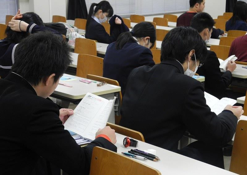 Quy tắc ở trường học Nhật Bản: Đứng lên cúi chào giáo viên, không trang điểm - 3