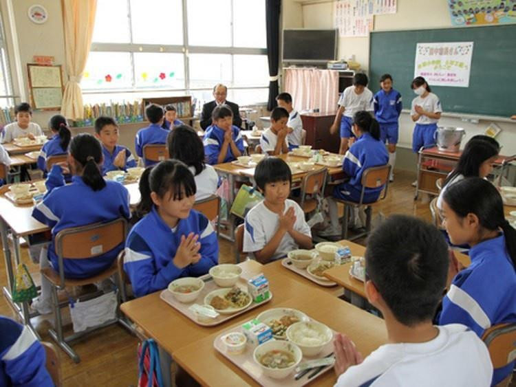 Quy tắc ở trường học Nhật Bản: Đứng lên cúi chào giáo viên, không trang điểm - 4