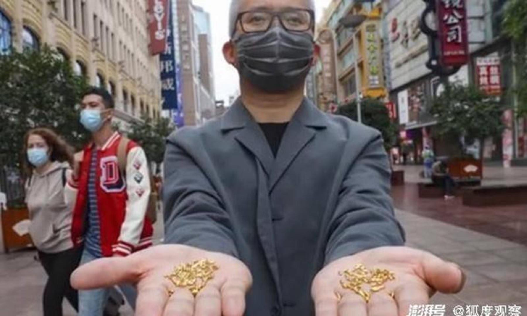 Dân mạng Trung Quốc tức giận khi nghệ sĩ ném vàng xuống sông, vào thùng rác - 1