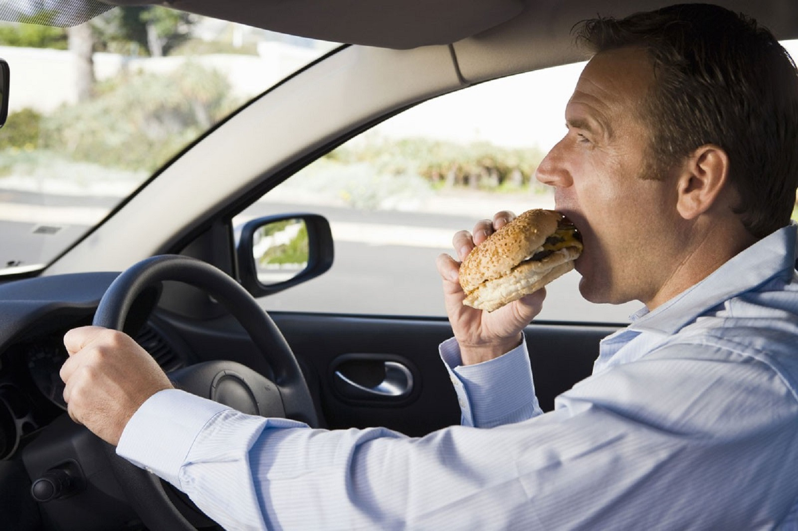 Tránh ăn uống bên trong xe