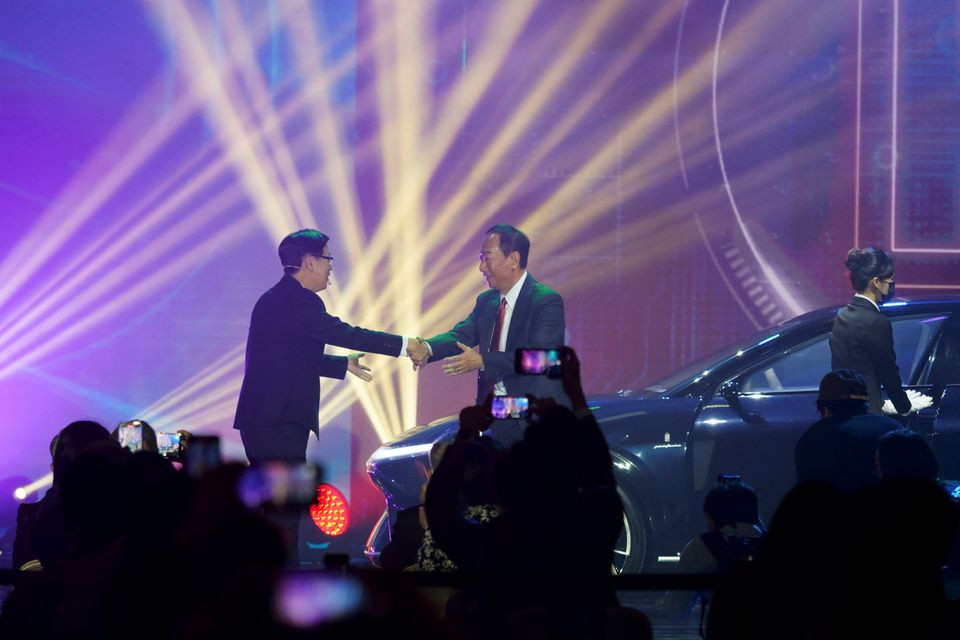 Chủ tịch Foxconn Liu Young-way bắt tay với người sáng lập công ty Terry Gou trong sự kiện ra mắt xe điện Foxtron (EV) tại Đài Bắc, Đài Loan ngày 18/10.