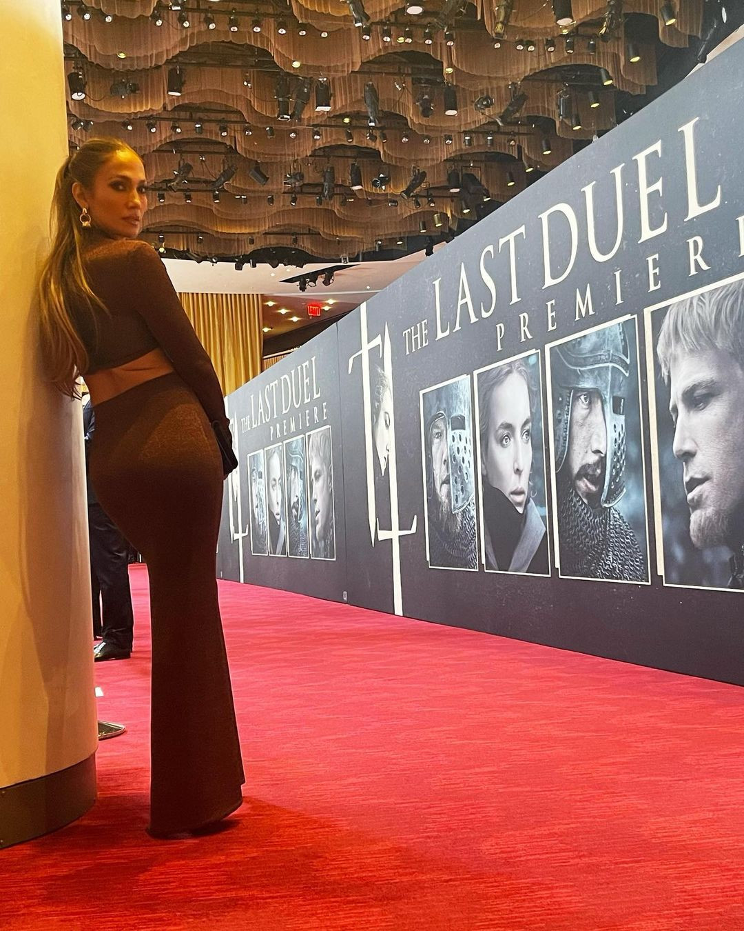 Những lần nâng tầm đẳng cấp trang phục màu nâu của Jennifer Lopez - 2
