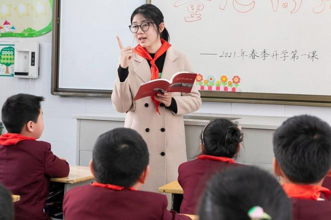 Nhiều trường ở Trung Quốc tuyển giáo viên với lương 93.000 USD/năm - 1