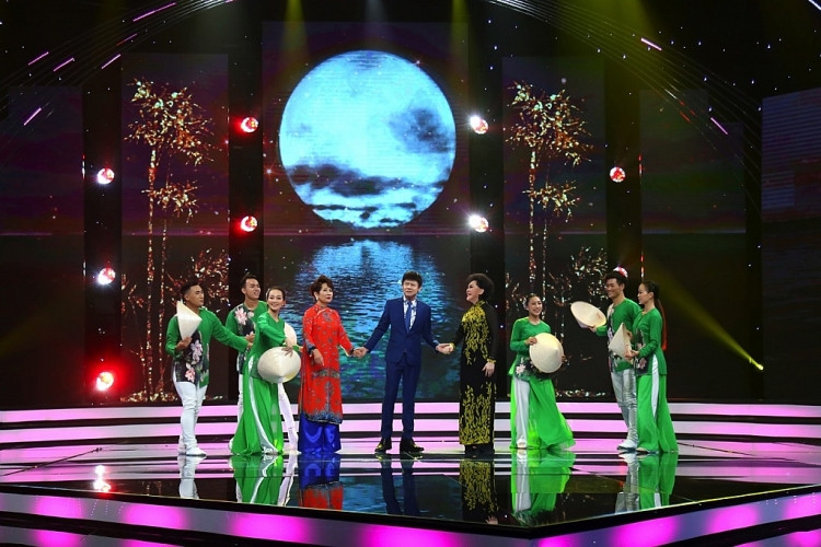 Bộ ba danh ca Thái Châu, Phương Dung, Giao Linh rực rỡ hát 'Tình thắm duyên quê' trong đêm nhạc quê hương